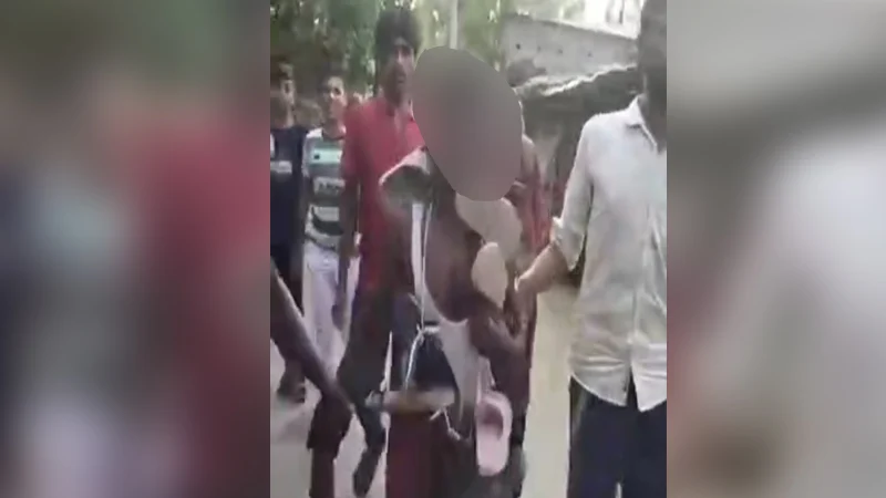 গৃহবধূর সঙ্গে অনৈতিক সম্পর্কের অভিযোগে  গ্রাম পুলিশকে জুতার মালা পরাল জনতা